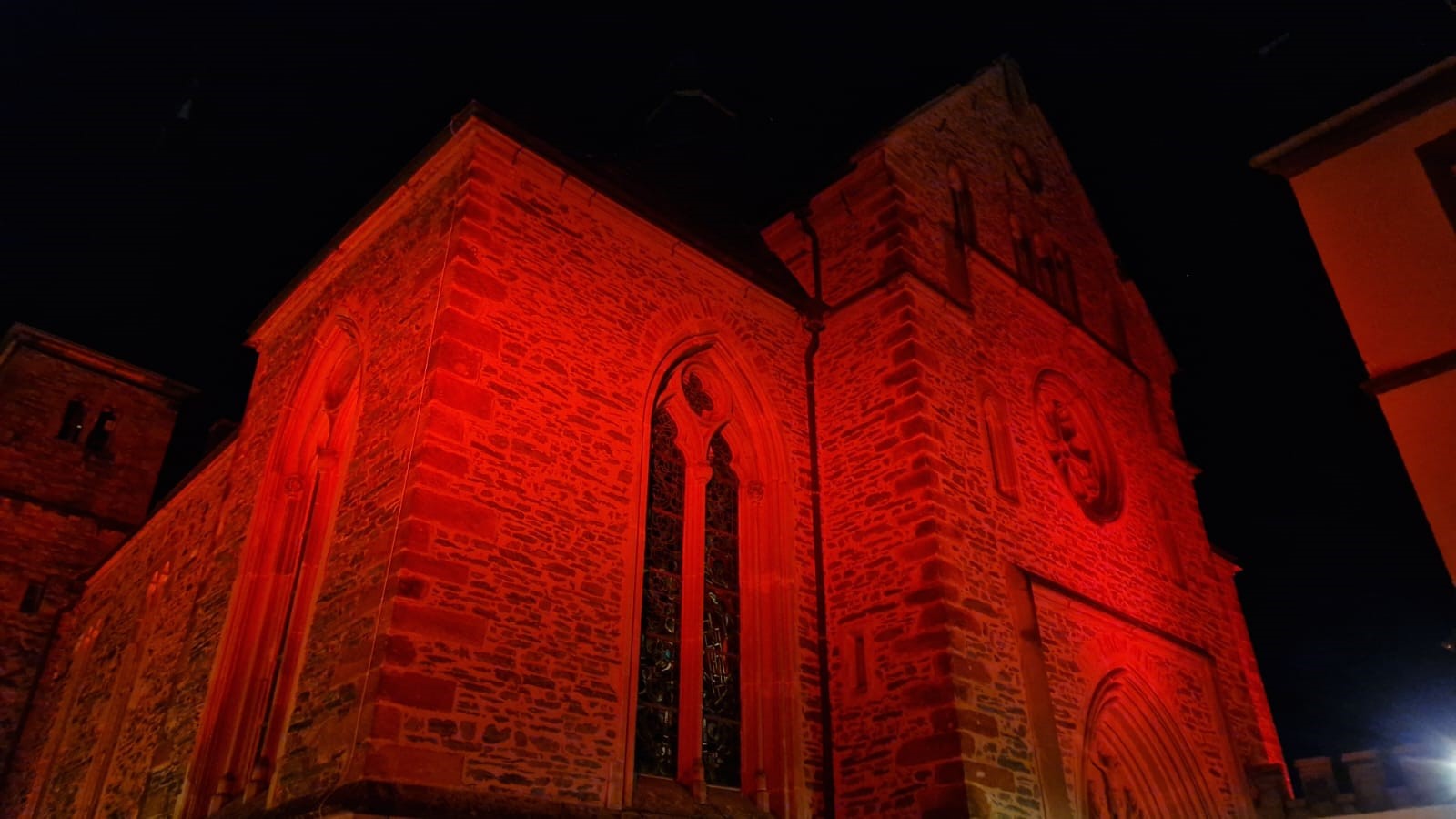 Kirche Front Red Wednesday