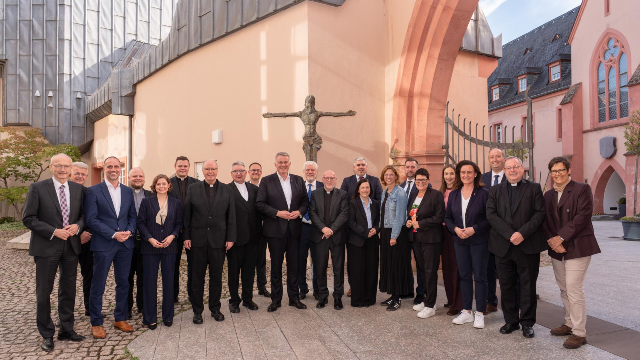 Gruppenfoto der Politikerinnen und Politiker mit den Bischöfen