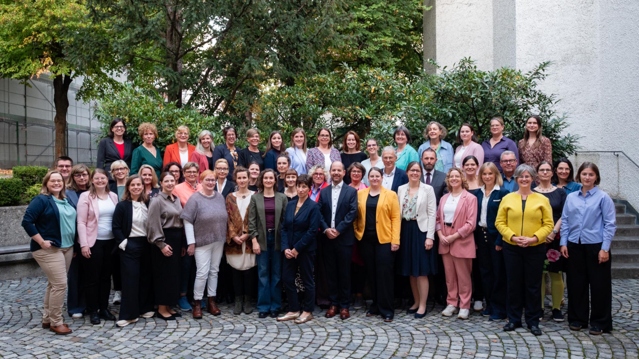 Gruppenfoto der Abolventinnen mit ihren Mentorinnen