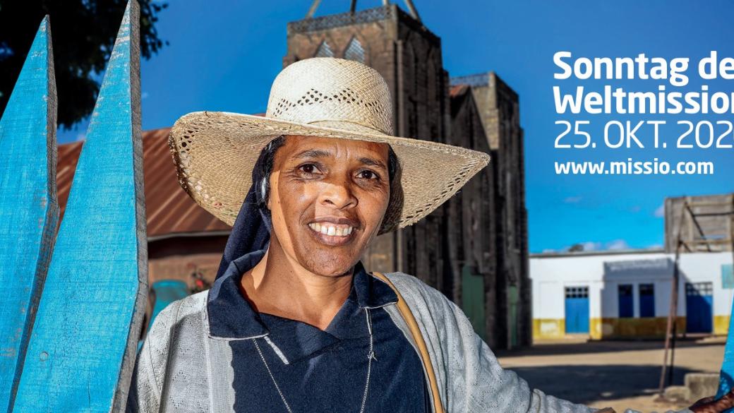 Zu sehen das Werbeplakat des diesjährigen Sonntags der Weltmission; man sieht eine Frau mit Hut vor blauem Hintergrund.