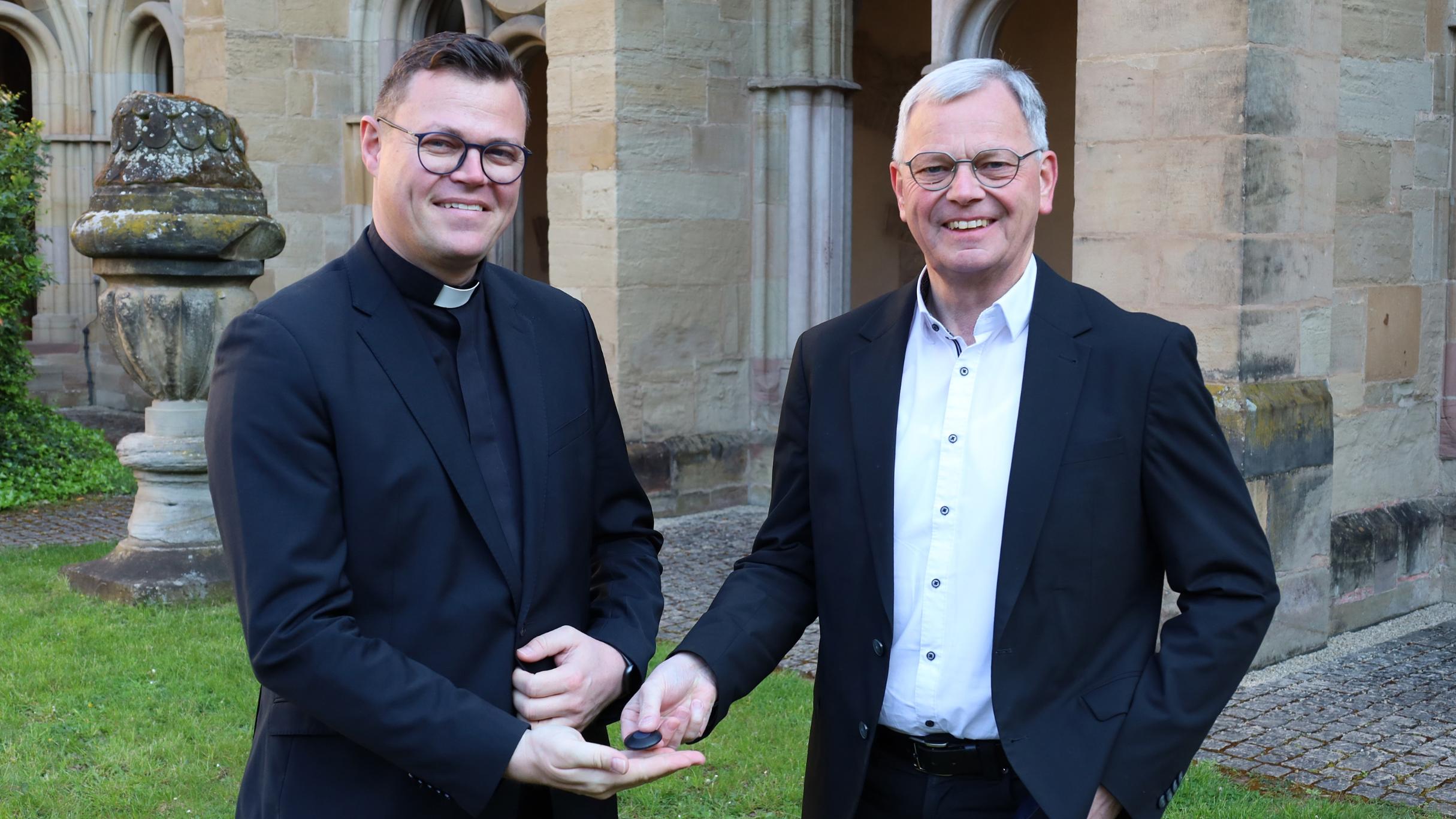 Schlüsselübergabe: links der neue Generalvikar Tim Sturm, rechts Dr. Ulrich von Plettenberg